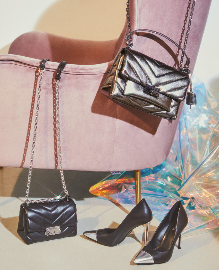 (왼쪽부터) 씨씨 체인 숄더백 스퀘어 프레임의 건메탈 컬러, 블랙 컬러 각각 61만원, 55만원. 키키펌프스 실버 토 장식의 블랙 레더힐. 31만원, 모두 마이클 코어스.