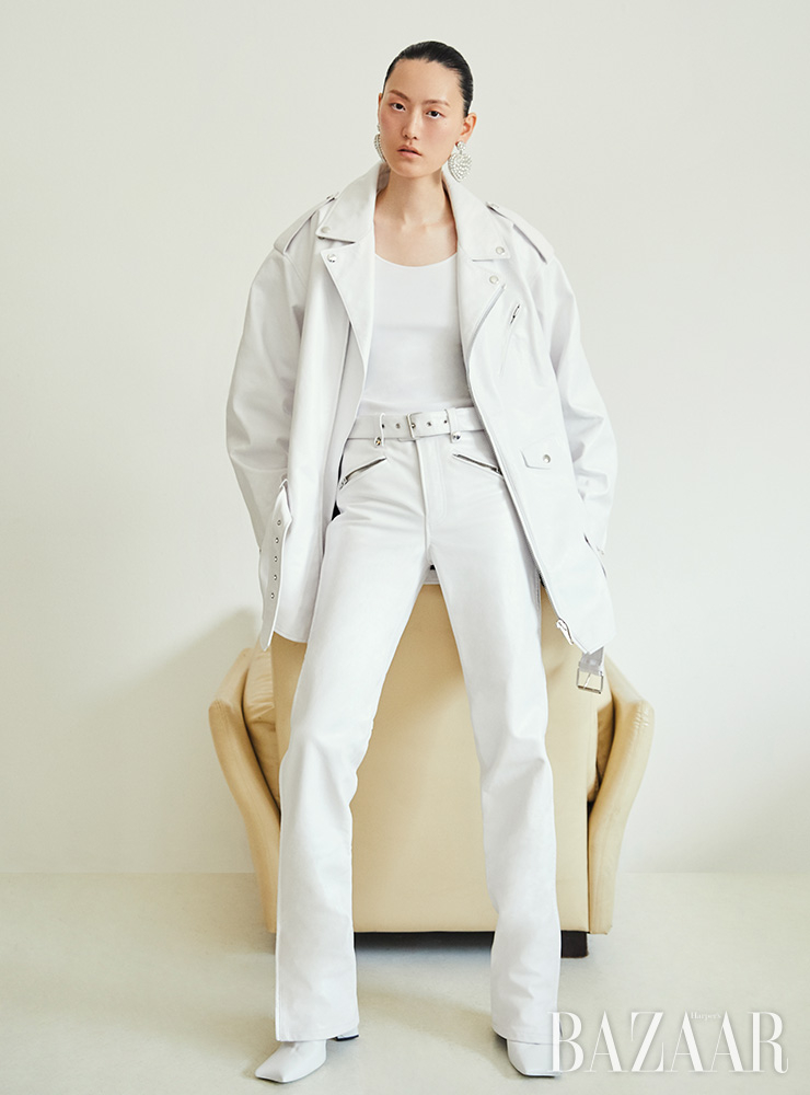 레더 바이커 재킷, 톱, 레더 팬츠, 귀고리, 앵클부츠는 모두 Balenciaga.