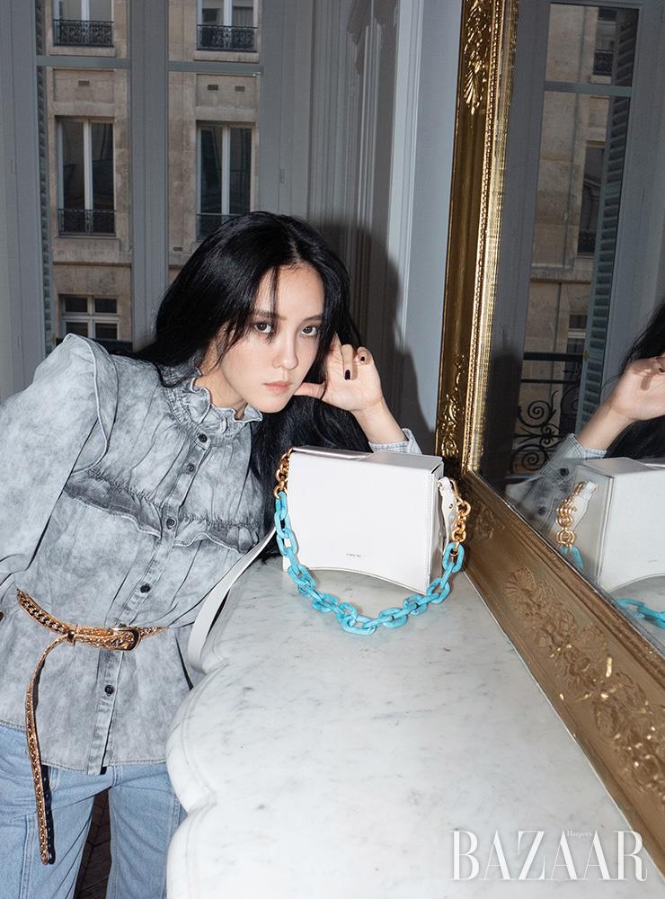 데님 블라우스는 59만8천원, 데님 팬츠는 63만8천원 모두 Isabel Marant Etoile. 벨트는 Zara. ‘삭 드 아르케’ 백은 25만9천원 Loeuvre.