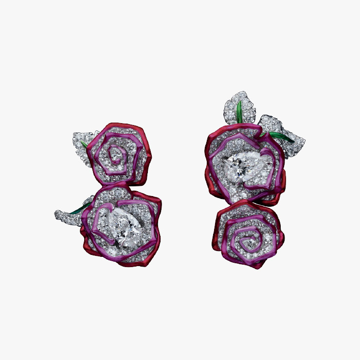 핑크색 라이닝으로 입체적인 느낌을 강조한 ‘디올 로즈’ 귀고리는 Dior Joaillerie.