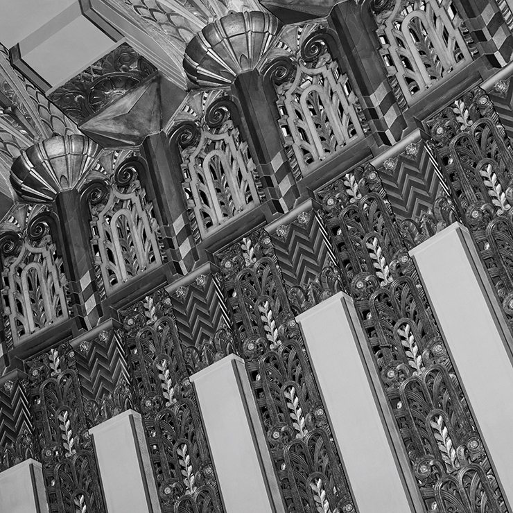 세계적인 뮤지션들과 인연이 깊은 윌턴극장의 외관과 아르데코 무드가 느껴지는 인테리어.