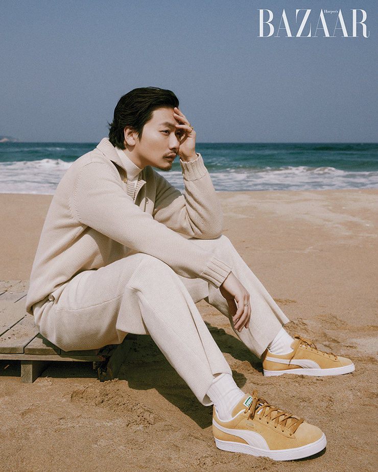 ‘스웨이드 클래식’ 스니커즈는 9만9천원 PUMA. 폴로 니트 톱은 Auralee by Beaker. 터틀넥 니트는 J.Rium. 팬츠는 Le17septembre. 왼손 약지에 착용한 반지는 Coldframe. 오른손에 착용한 반지는 Tiffany & Co.. 왼손 소지에 착용한 반지는 배우 소장품. 양말은 스타일리스트 소장품.