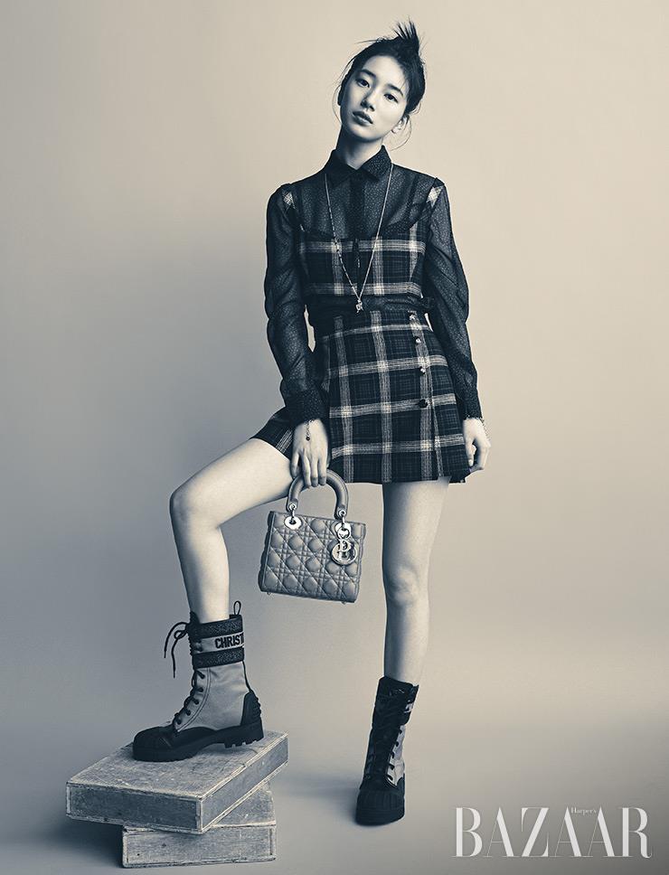 브라 톱, 시스루 셔츠, 스커트, 목걸이, 팔찌, ‘Lady Dior MyABCDior’ 백, ‘D-Major’ 로우 부츠는 모두 Dior.