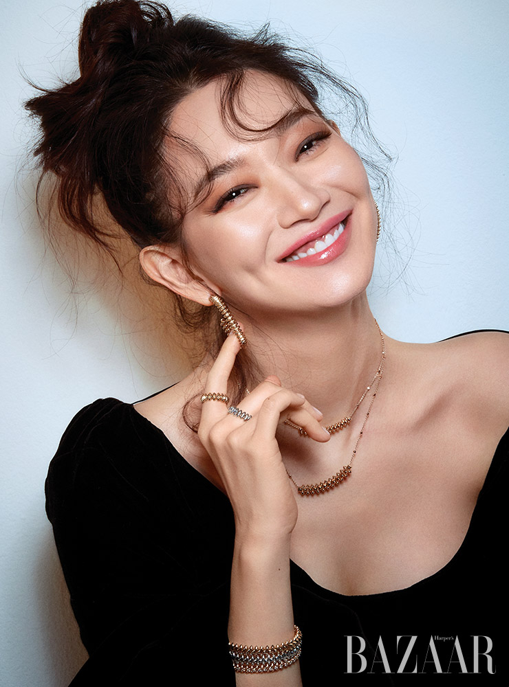 후프 이어링, 레이어드한 두 개의 네크리스, 양손에 착용한 브레이슬릿과 링은 모두 ‘클래쉬 드 까르띠에’ 컬렉션으로 Cartier. 원피스는 H&M. 