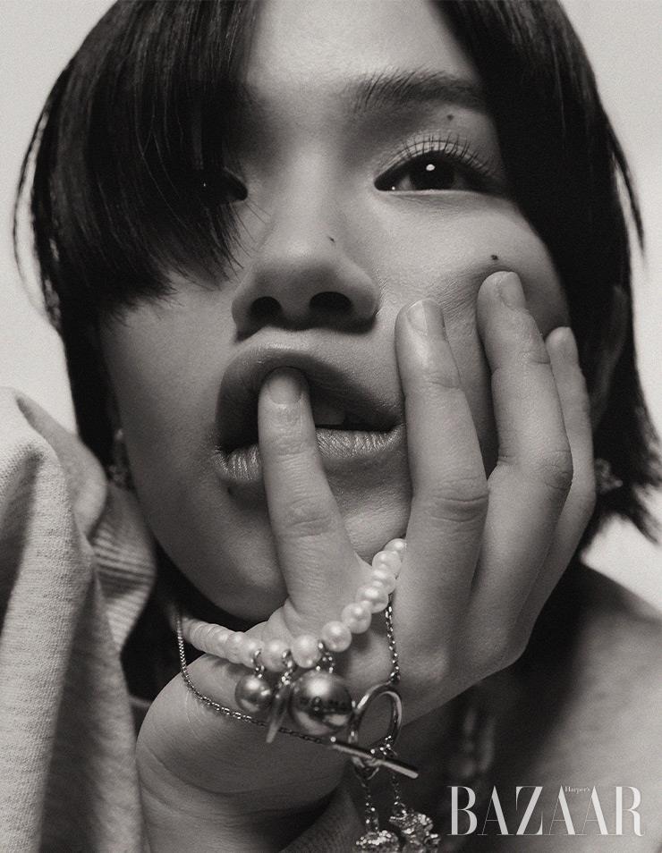더블 진주 ‘디올 트라이벌’ 귀고리는 71만원 Dior. (위부터) ‘본본’ 진주 목걸이는 29만원대 Portrait Report. 진주 도토리 참 장식의 목걸이는 40만원대 Mulberry. 두 줄 중 위쪽 진주 목걸이는 27만원, 아래쪽 목걸이는 37만원 Wald by Mue. 크롭트 톱은 Celine.