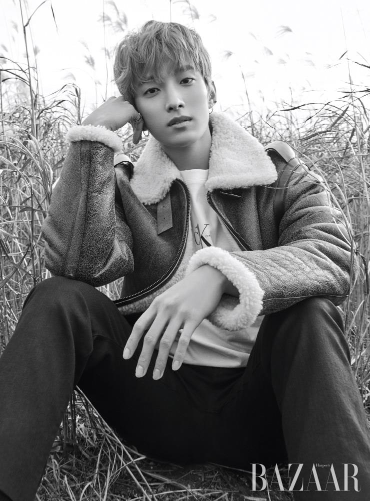무톤 재킷, 팬츠는 Hugo Boss. 이너로 입은 티셔츠는 Calvin Klein Jeans.