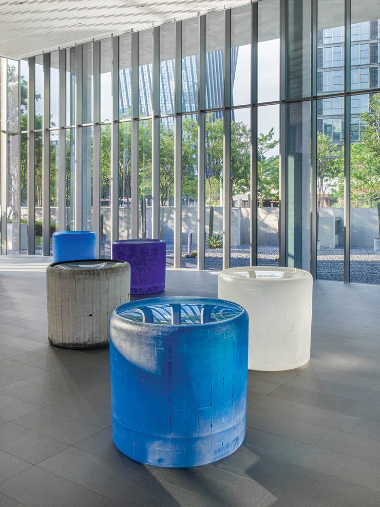  Roni Horn, <Water Double>, 2017–2019, Solid cast glass with as-cast surfaces with oculus, two parts, 131.4x142.2cm each. Roni Horn, <Water Double>, 2017–2019, Solid cast glass with as-cast surfaces with oculus, two parts, 131.4x142.2cm each . Roni Horn, <Water Double v.4 (detail)>, 2016–2019. Solid cast glass with as-cast surfaces with oculus, two parts, 132.08x142.2cm each. © Roni Horn. Courtesy the artist and Hauser & Wirth. Photo by Jjyphoto. © He Art Museum