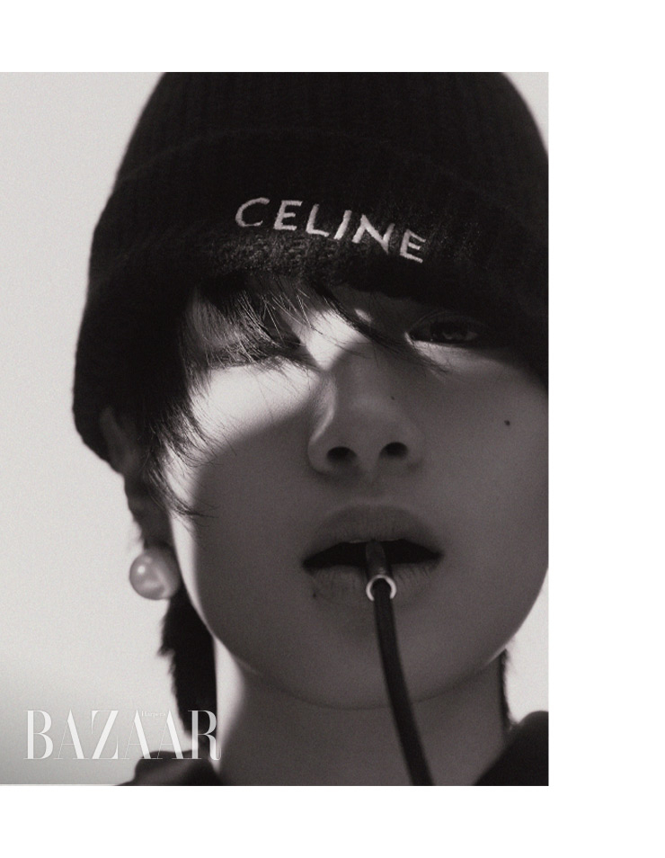볼드한 진주 귀고리는 13만원대 Le Bleu. 비니는 Celine Homme by Hedi Slimane. 후디는 2백28만원 Givenchy.
