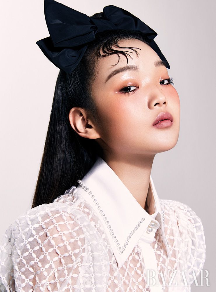 리본 헤어핀은 Elizabeth Moments. 주얼 장식 블라우스는 Romanchic.
