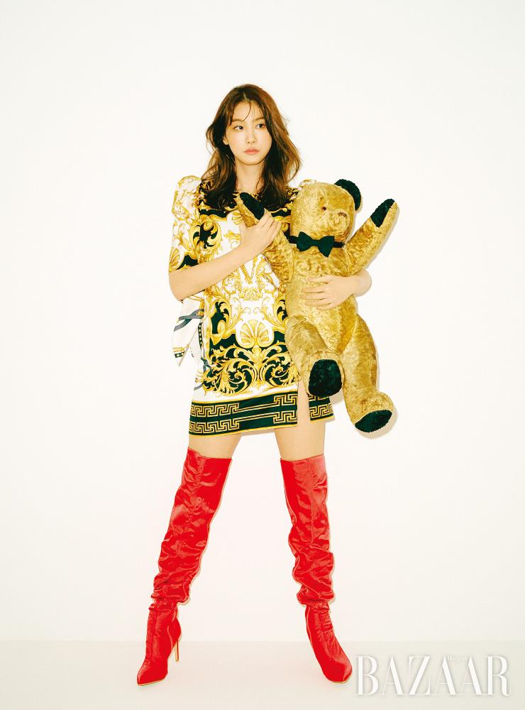 드레스는 Versace. 사이하이 부츠는 Lang & Lu.