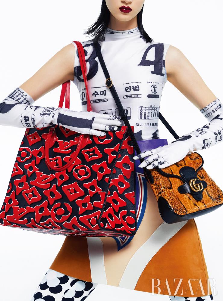 스퀘어 백, 스커트는 Louis Vuitton. 크로스보디 백은 Gucci. 보디수트, 장갑은 Dohye Yun. 타이츠는 8 Moncler Richard Quinn.