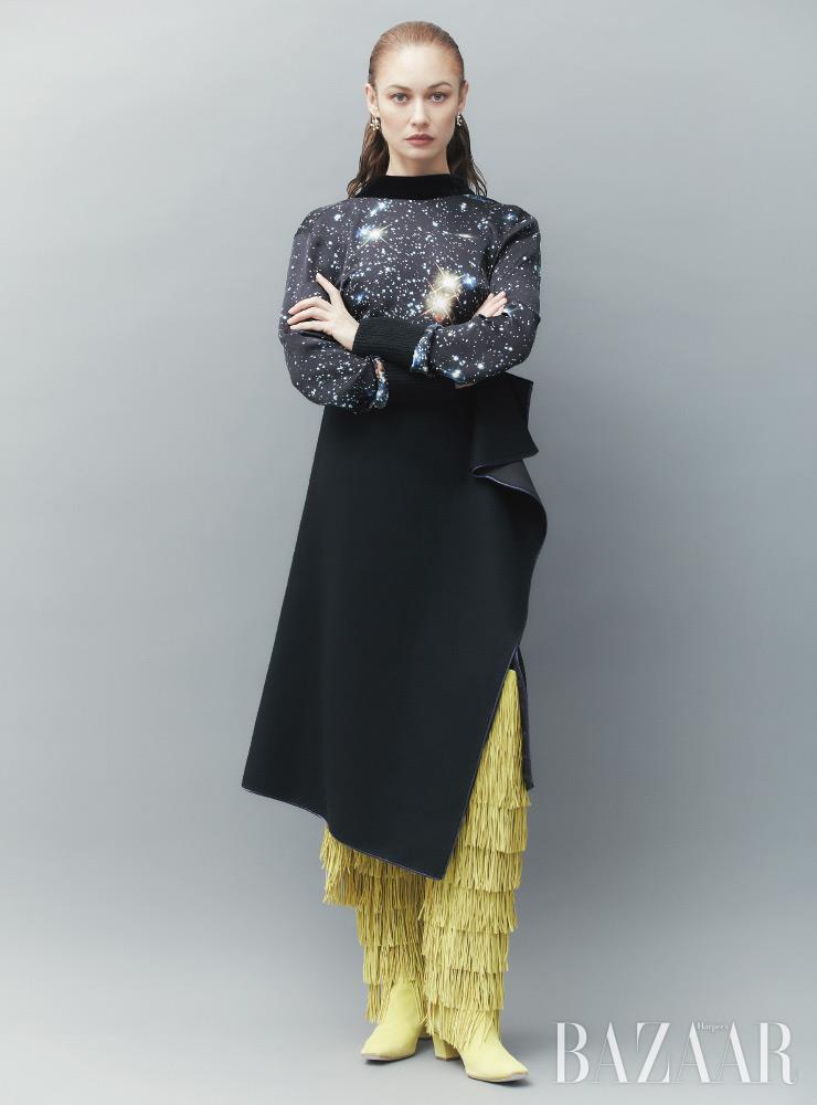 톱, 스커트는 Sacai. 아코야 진주가 돋보이는 ‘데이드림’ 귀고리는 Tasaki. 프린지 사이하이 부츠는 Roger Vivier.