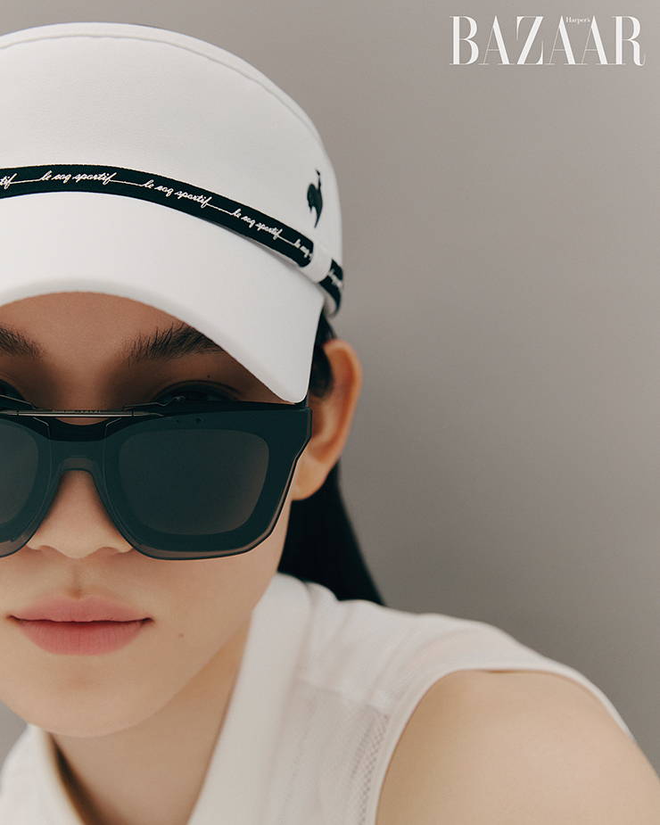 바이저 캡은 7만8천원 Le Coq Golf. 클립 선글라스는 97만5천원 Native SonsxSacai.