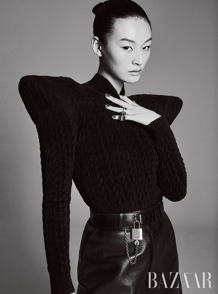파워숄더 톱, 스커트, 자물쇠 반지, 벨트는 모두 Balenciaga.