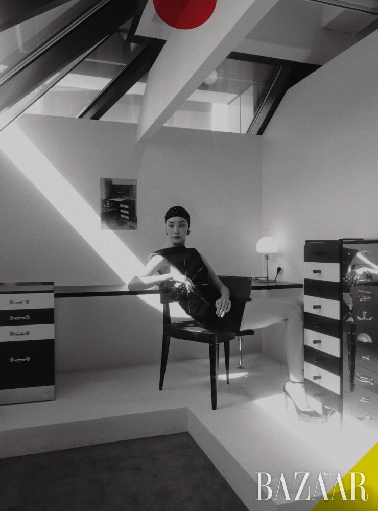  컷아웃 디테일의 드레스, 모자, 귀고리, 하이힐은 모두 Saint Laurent by Anthony Vaccarello.