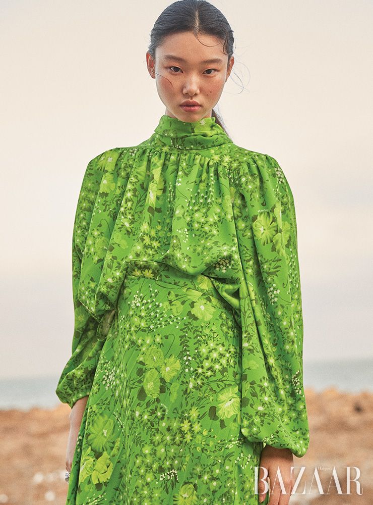 프린트 크레이프 블라우스, 스커트, 반지는 모두 Balenciaga.