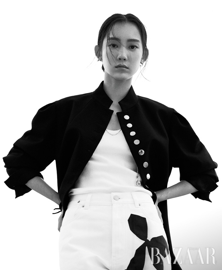 톱, 재킷, 팬츠는 모두 Dries Van Noten. 귀고리는 Leyie. 목걸이는 Ports 1961.