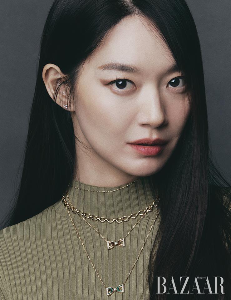 화이트 토파즈가 세팅된 ‘미스 두’ 이어링은 10만원대, 위부터 D 모티프가 이어진 ‘셀렉시옹 디’ 네크리스는 59만원대, 다이아몬드 양쪽으로 호안석이 세팅된 ‘드봉 디디’ 네크리스와 말라카이트가 세팅된 ‘드봉 디디’ 네크리스는 각각 1백18만원 모두 Didier Dubot. 컷아웃 드레스는 Dion Lee by Net-A-Porter.