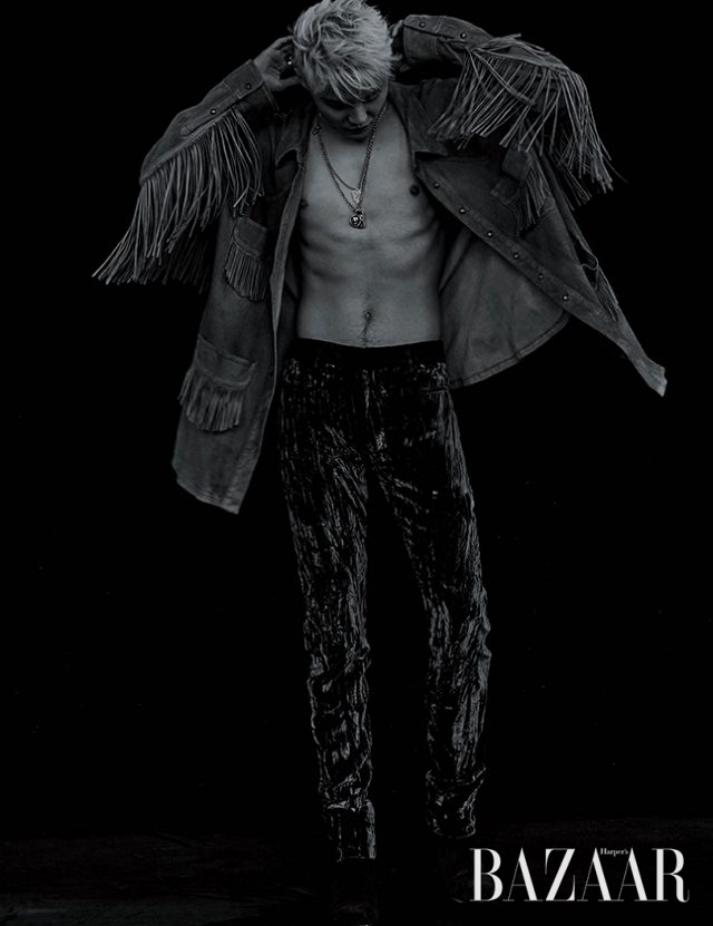 셔츠는 Faith Connexion by Tom Greyhound, 팬츠는 Haider Ackermann, 긴 목걸이와 반지는 Frica, 짧은 목걸이는 Kusikohc, 슈즈는 스타일리스트 소장품.