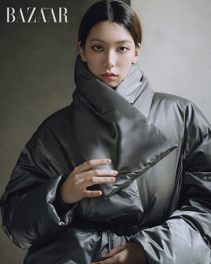 은은한 광택과 불륨 있는 실루엣이 돋보이며, 머플러와 웨빙 벨트를 사용해 다양한 스타일링이 가능한 오버사이즈 다운재킷은 59만8천원 L’H.A.S.