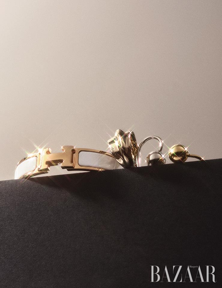 (왼쪽부터) 브레이슬릿은 Hermès, 반지는 L’éclat, 볼 이어커프는 Brillpiece.