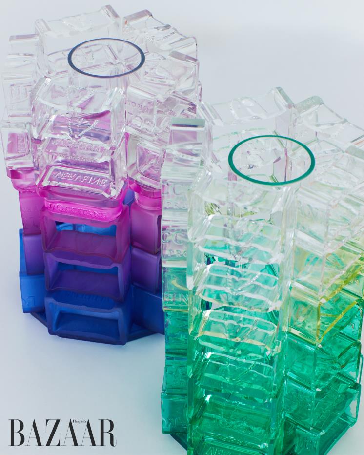 추가로 컬러를 입힌 유리 화병. 질감에 변화를 준 것도 포인트.