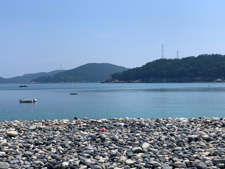 이야포 바닷가 마을의 몽돌 해변