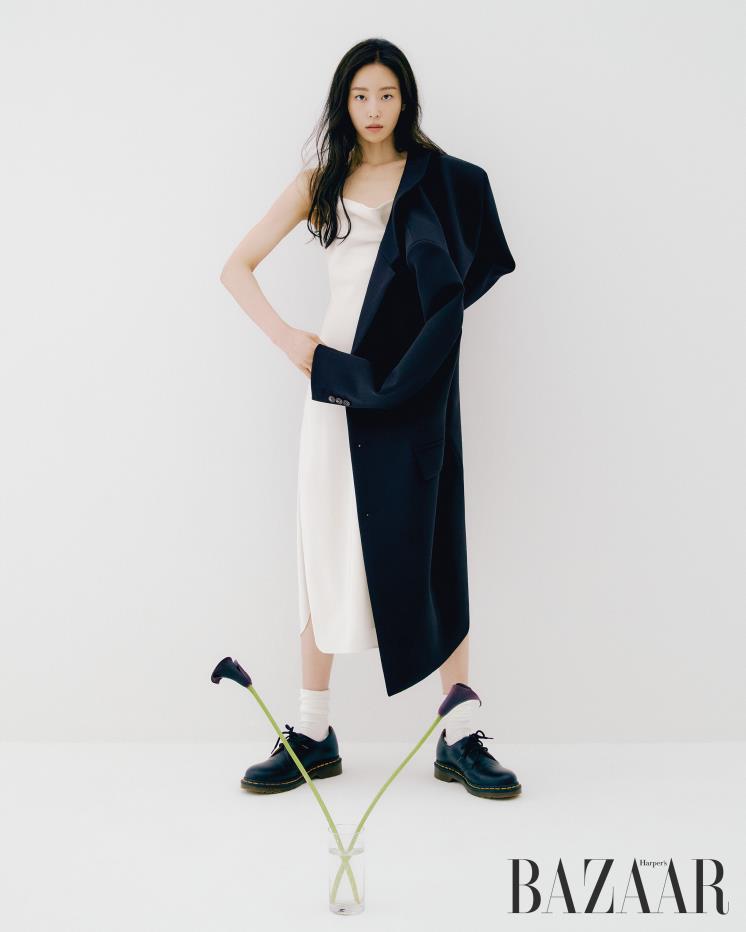 코트는 Bottega Veneta. 슬립 원피스는 Allsaints. 슈즈는 Dr.Martens.