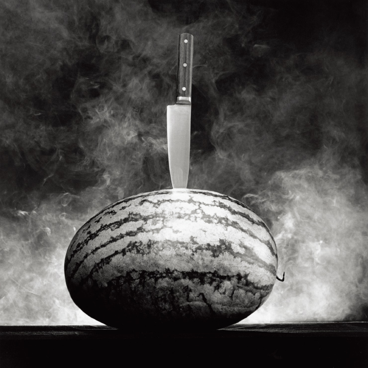 로버트 메이플소프(1946~1989), <Watermelon with Knife>, 1985, Silver gelatin, 50.8x40.64cm, ©The Robert Mapplethorpe Foundation. Used by permission.