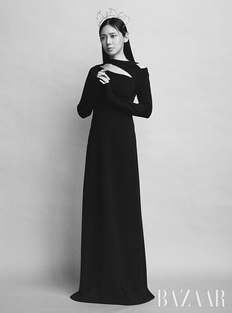 드레스, 헤어피스는 모두 Miss Gee Collection.
