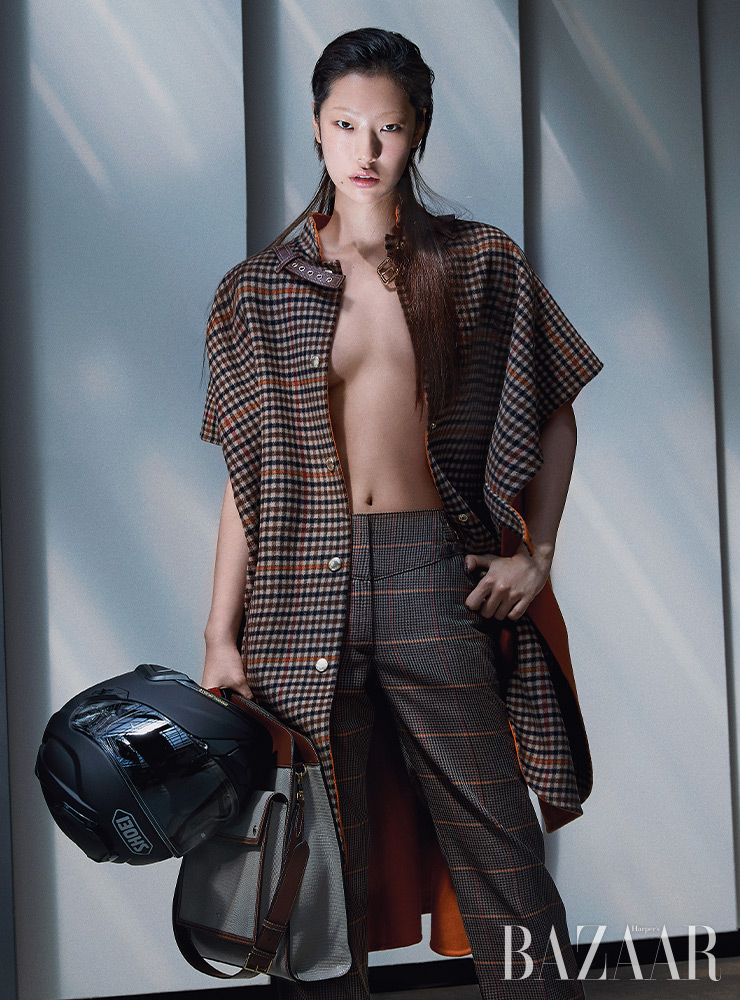울 케이프 코트, 팬츠, 포켓 토트백은 모두 Burberry.