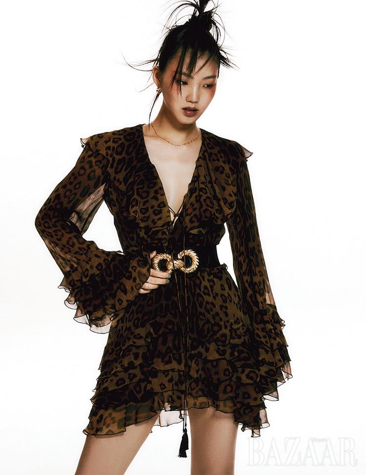 드레스는 Etro. 귀고리는 13만원대 Cos. 목걸이는 5만원대 Hei. 금장 벨트는 3만원대 Zara.
