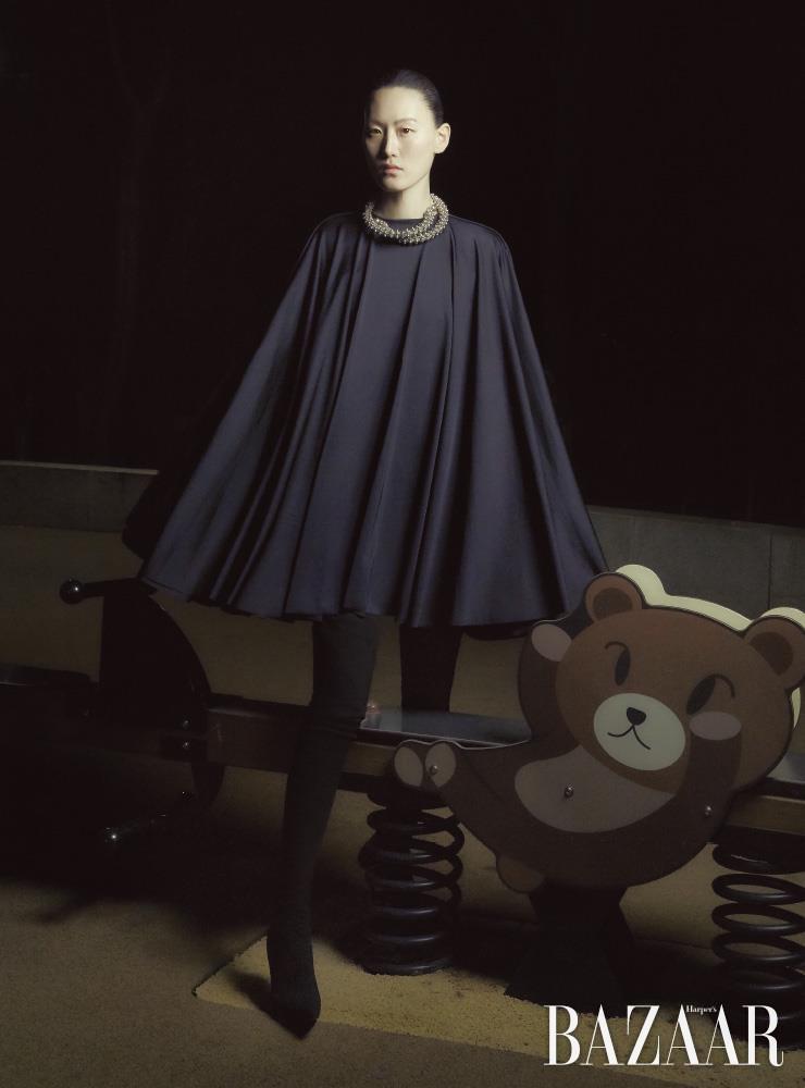 케이프 드레스, 목걸이, 팬타 슈즈는 모두 Balenciaga.