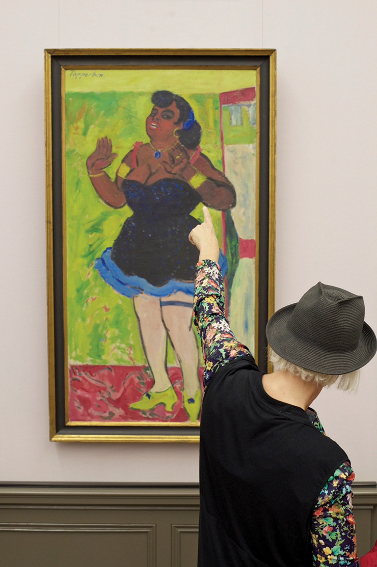 Stefan Draschan, from <People Touching Artworks>, at Alte Nationalgalerie, Berlin.