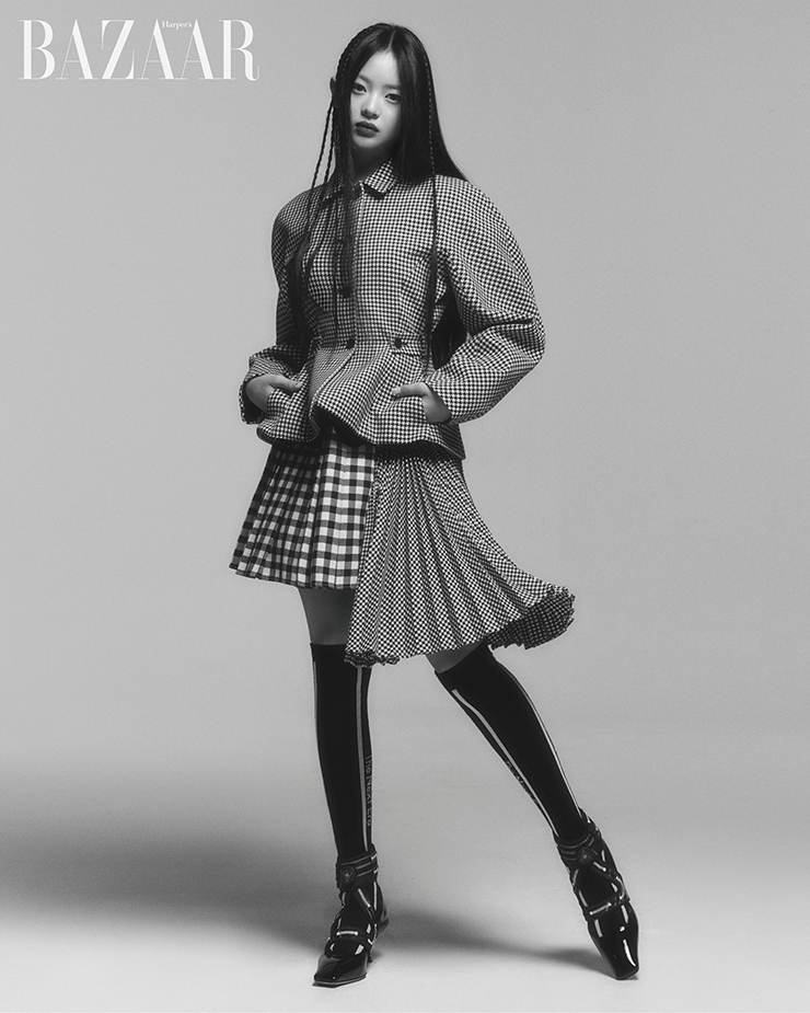 하니가 입은 체크 패턴 재킷, 스커트, 니삭스, 펌프스는 모두 Dior.