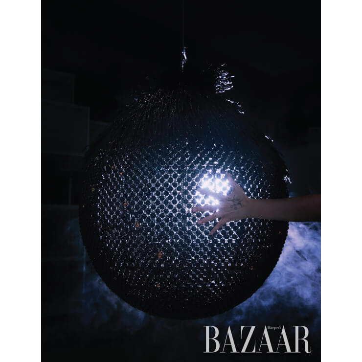  ‘소리 나는 운동 다박머리 우주적 압축’(2019) 작품 앞, 양혜규 손등에 그려진 ‘머리 둘 달린 독수리(Two Headed Eagle)’는 고대 부족들의 신화에 자주 등장하는 모티프다. 