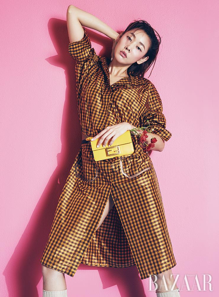 셔츠 드레스, ‘플랫 바게트’ 백, 양말은 모두 Fendi.
