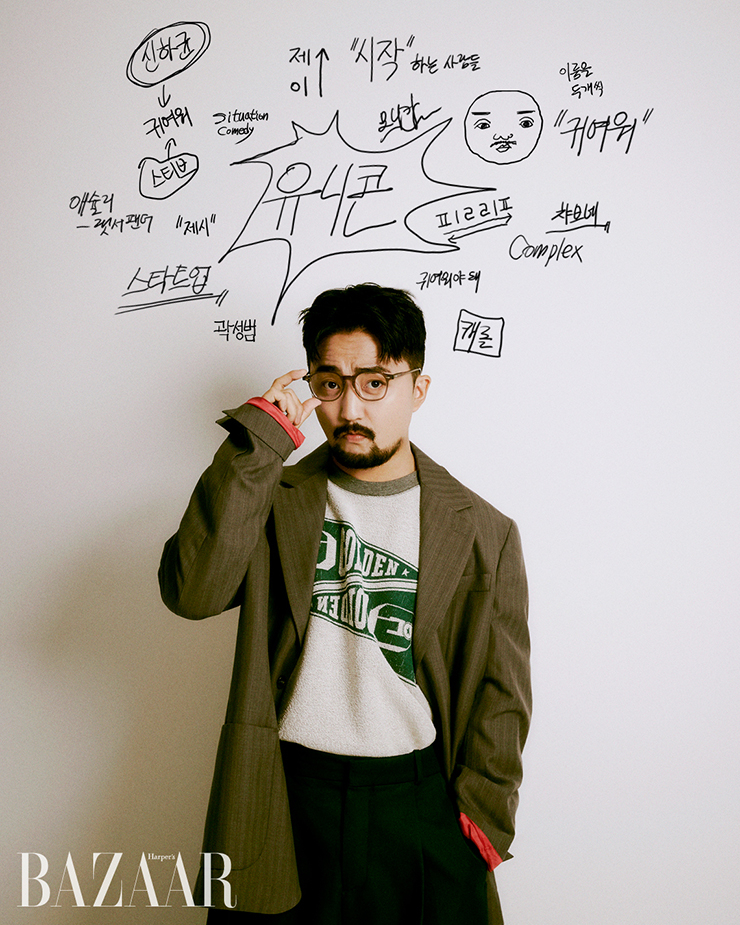 재킷, 팬츠는 Yoox. 스웨트셔츠는 Golden Goose. 안경은 스타일리스트 소장품.