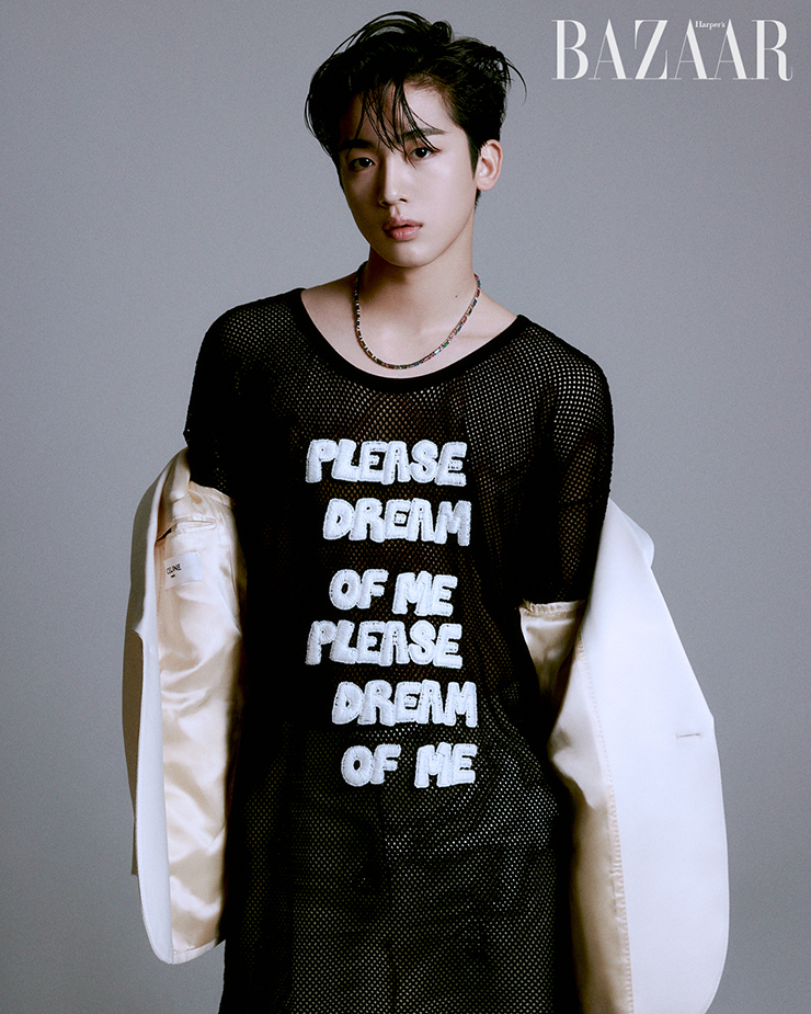 재킷, 레터링 메시 톱은 Celine Homme by Hedi Slimane.