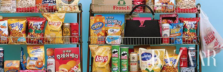 블랙과 네온 핑크 컬러 블록의 ‘카퓌신 MM’ 백은 Louis Vuitton.