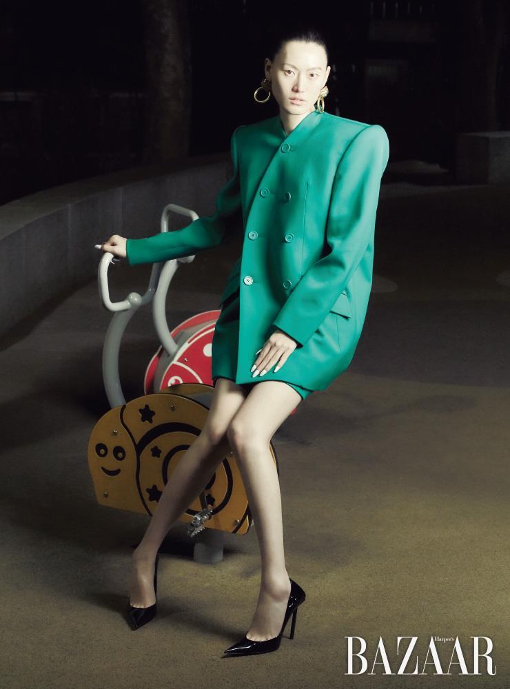 재킷, 미니스커트, 귀고리, 반지, 나이프 펌프스는 모두 Balenciaga.