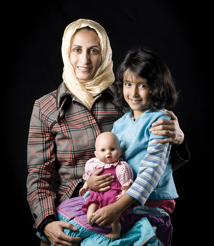 Boushra Almutawakel, <Mother, Daughter, Doll>, 2010.