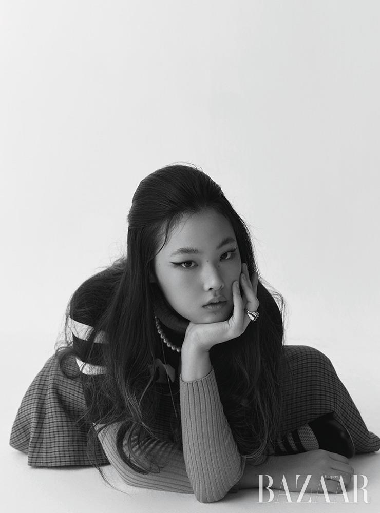 티셔츠는 80만원, 이너 톱은 1백40만원, 스커트는 2백60만원, 슈즈는 1백34만원 모두 Gucci. 반지는 Sally Sohn. 진주 목걸이는 29만원대 Eenk. 백 펜던트 목걸이는 Celine. 양말은 Dior.