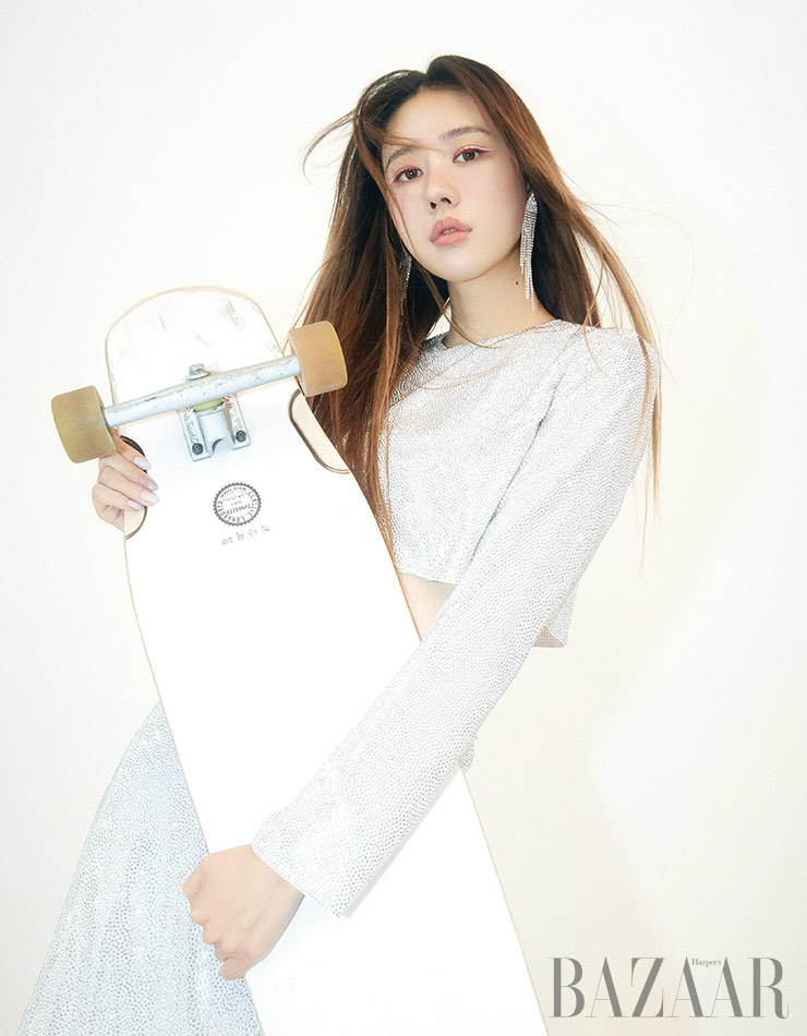 마이크로 스터드 크롭트 톱, 스커트는 Miu Miu. 크리스털 드롭 귀고리는 스타일리스트 소장품.  