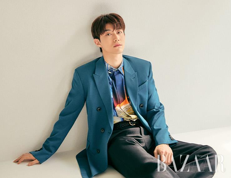 셔츠, 재킷 모두 BERLUTI. 벨트와 바지 모두 스타일리스트 소장품.