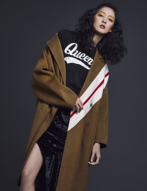 사선 스트라이프 패턴으로 포인트를 준 코트는 1백10만원, 티셔츠는 12만원, 언밸런스한 벨벳 스커트는 32만원으로 모두 YCH, 핑크 진주 너클 반지는 가격 미정으로 Mzuu 제품.