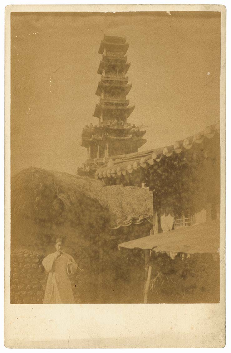 황철, <원각사지 10층석탑 Ten-story Stone Pagoda at Wongaksa Temple Site>, 1880s, Albumin print, 10x13.9cm.