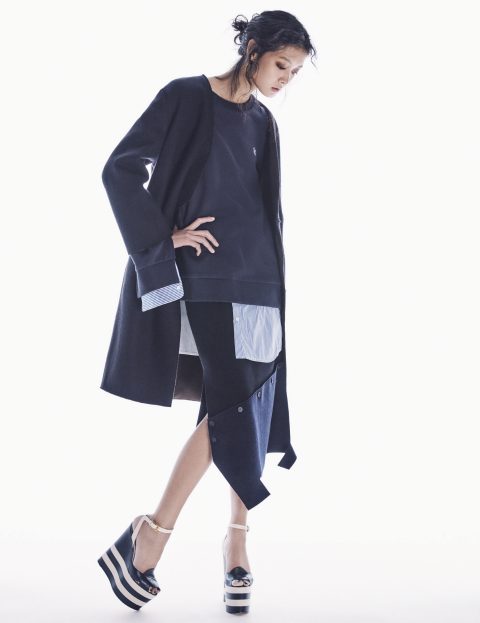 리버서블 코트는 49만8천원, 밑단에 셔츠 디테일을 가미한 스웨트셔츠는 15만8천원, 언밸런스한 실루엣의 패치워크 스커트는 26만8천원, 귀고리는 15만8천원으로 모두 Recto, 슈즈는 1백28만원으로 Gucci 제품.