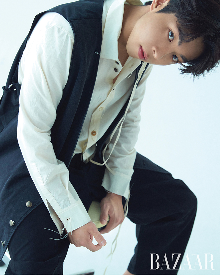 베스트는 Ann Demeulemeester by Adekuver. 셔츠는 Archivio J. M. Ribot by Adekuver. 팬츠는 Lemaire. 슈즈는 Bottega Veneta.