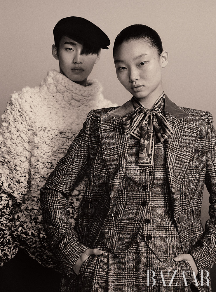 민석이 입은 니트 풀오버, 팬츠, 헌팅캡은 모두 Dolce & Gabbana. 윤영이 입은 재킷, 베스트, 블라우스, 버뮤다 쇼츠는 모두 Dolce & Gabbana.